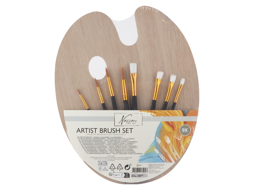 Wooden palette with 4 flat and 4 round brushes