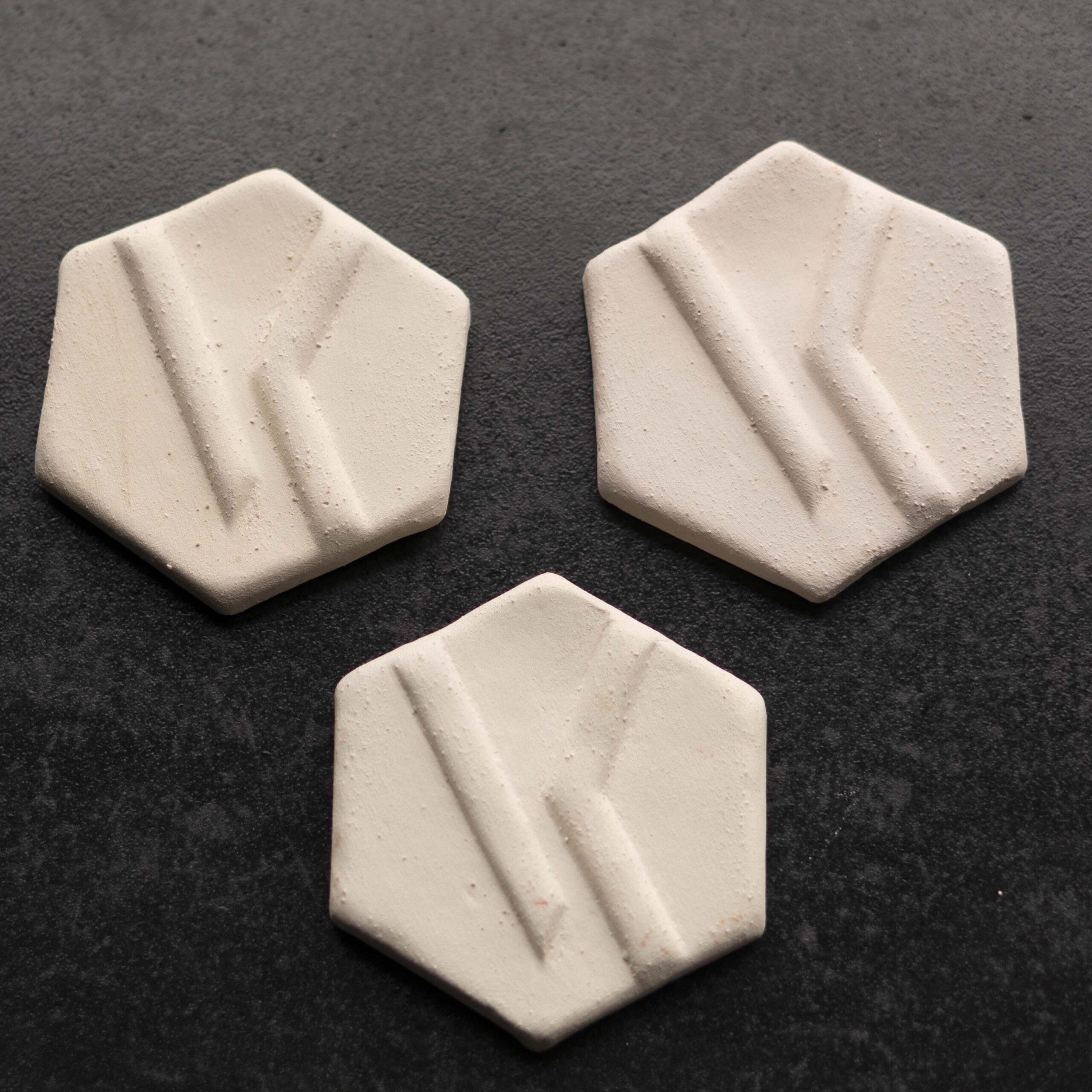 K-30000 witte klei,fijne cham. (0.5mm) AUFBAUTON WEISS